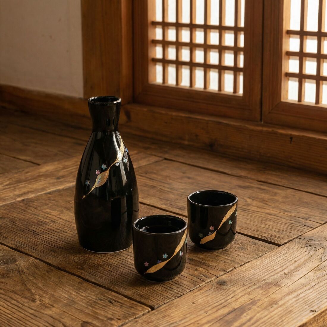螺鈿と金箔が織りなす、一人飲みも贈り物にも映える酒器セット by