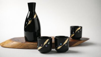 螺鈿と金箔が織りなす、一人飲みも贈り物にも映える酒器セット by